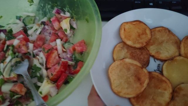 Молодая жареная картошка и салат из свежих овощей в деревне, уют и счастье в деревне