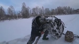 НЕ ДОБРАЛИСЬ В ТАЙГУ НА СОБАКЕ СГОРЕЛ РЕМЕНЬ ПОРВАЛО КАПОТ КАЙФУЮ ОДИН В КРОШЕЧНОЙ ИЗБЕ