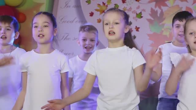 👭 Песня «Верный друг»: Душевное выступление начальной школы | Детская музыка ❤️