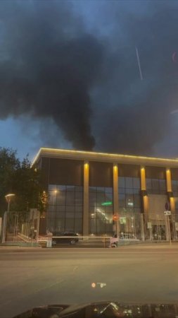 🔥Вечером на Верейской улице горел БЦ «Квадрат» — огонь перекинулся на кровлю🔥