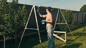 Декор из старых качелей