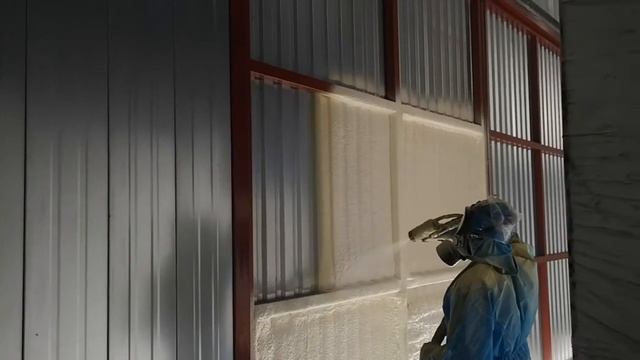 Напыление пенополиуретана на стену металлического ангара смотреть онлайн
