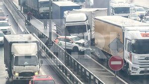 На 24-м км МКАД грузовик протаранил несколько автомобилей