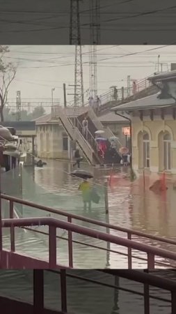 💦В Подмосковной Кубинке затопило дорогу у вокзала💦
