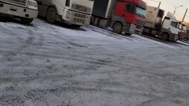 Торможения на скользкой дороге с рулем, выкрученым до упора. смотреть онлайн