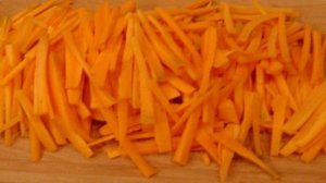 Cалат с фасолью и морковью