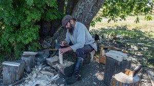 Мастер-плотник на острове Кижи