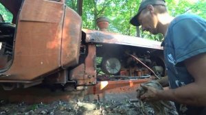 расчищаю проезд  на дт 75  лопнул шланг двигаю свалку