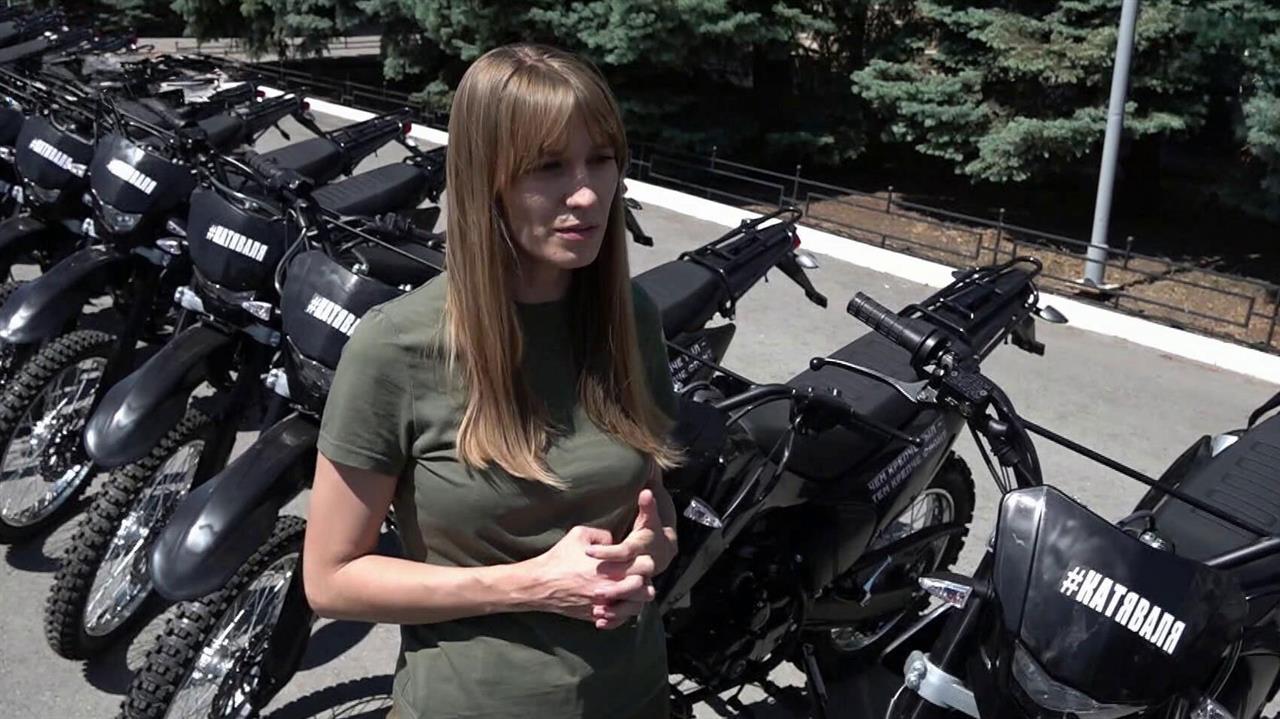 Сестры-волонтеры Катя и Валя Корниенко подготовили для бойцов новую партию техники