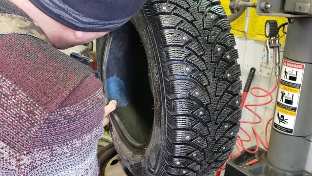 Такого вы еще не видели. Прокололи колесо инструментом (шарошка) и ремонтируем на шиномонтаже смотреть онлайн