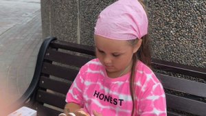 Ксюша открывает лабубу