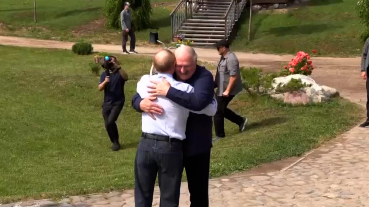 Путин и Лукашенко объятиями поприветствовали друг друга на Валааме: видео