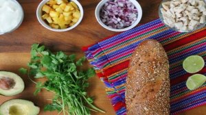 Cалат с ананасом, и курицей, и орехами