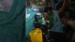 Мастер Дмитрий рисует мне картину