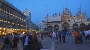 Вечером на площади Сан Марко в Венеции (Италия).