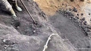 Строительство, шахтёры сбрасывают песок со стен карьера