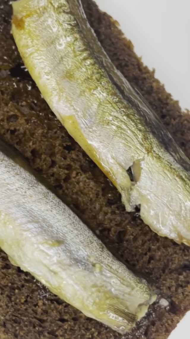 🔥 Легендарные шпроты — весь процесс за 44 секунды! Скоро полный рецепт! смотреть онлайн