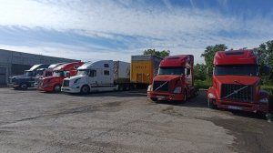 Устроился водителем со своим грузовиком International 9400i 1/2