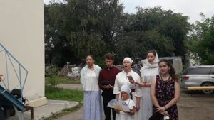 Поет молодежь батюшке Серафиму Саровскому. Храм прп.Серафима Саровского. Новосибирск.