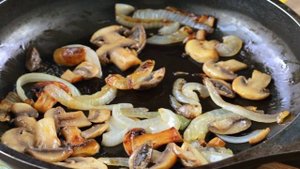 Гречка с грибами и помидорами