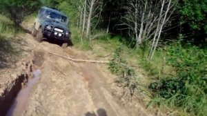 УАЗ проходит коридор.