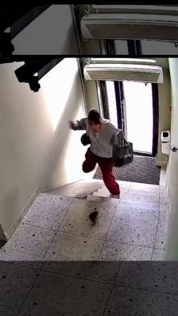 Девушка испугалась крысы в подъезде