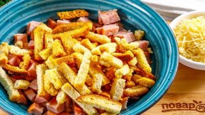 Холостяцкий салат с сухариками