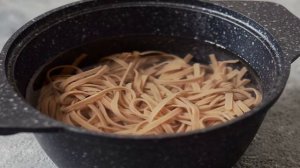 Гречневая лапша с ореховым соусом