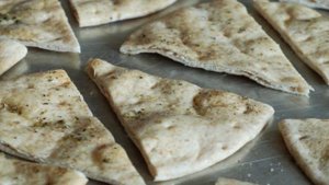 Хрустящий лаваш с фасолевой намазкой