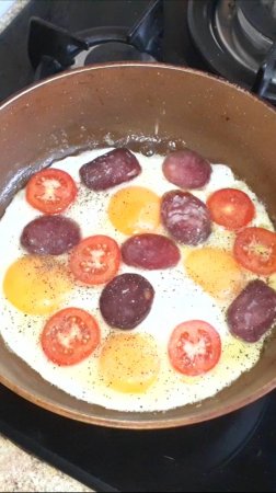 Завтрак яичница с колбасой и помидорами