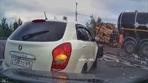 Может лесовоз не заметить встречный битумовоз? ДТП