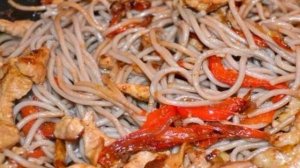 Гречневая лапша со свининой и овощами