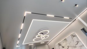 Комбинированный двухцветный потолок в гостиной.