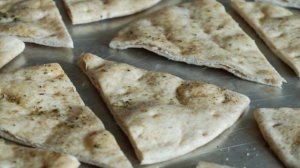 Хрустящий лаваш с фасолевой намазкой