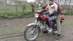 ОТЕЦ УЧИТ ДОЧЬ КАТАТЬСЯ НА МОТОЦИКЛЕ))) ВИДЕО ПРИКОЛЫ 2025)) ЮМОР) СМЕШНЫЕ ВИДЕО