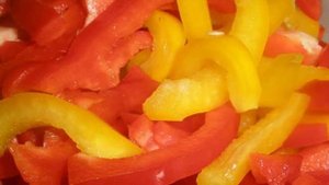 Гречневая лапша с курицей и овощами