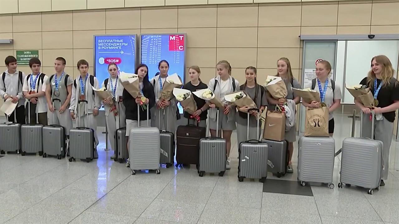 Шесть золотых, три серебряных и пять бронзовых наград привезли на Родину юные тяжелоатлеты