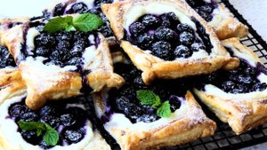 Быстрые ватрушки с рикоттой и ягодами