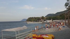 Пляж Большой Утриш. Утро 2 августа 2025 года. Показывает Иван-историк.