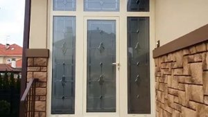 Входная группа с витражами из протяжки и хрусталиков