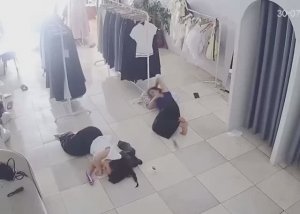 А не надо спать на полу, мышка в норку забежит😂😂😂