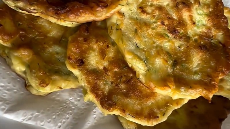 Кабачковые ОЛАДУШКИ на сметане...🥞🌱😋    Рецепт в описании ✍️