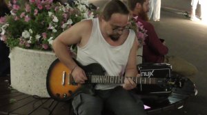 Мужчина гитарист играет на электрогитаре