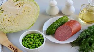 Салат с капустой и копченой колбасой