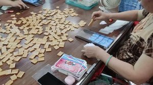 Изготовление кокосовых конфет во Вьетнаме