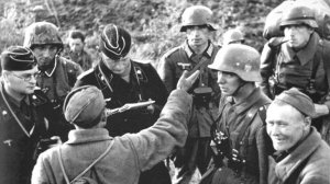 Как немцы хотели отобрать у красноармейца пакет с документами и пожалели об этом. Что он с ними сдел