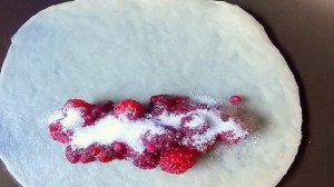 Хрустящие трубочки с малиной