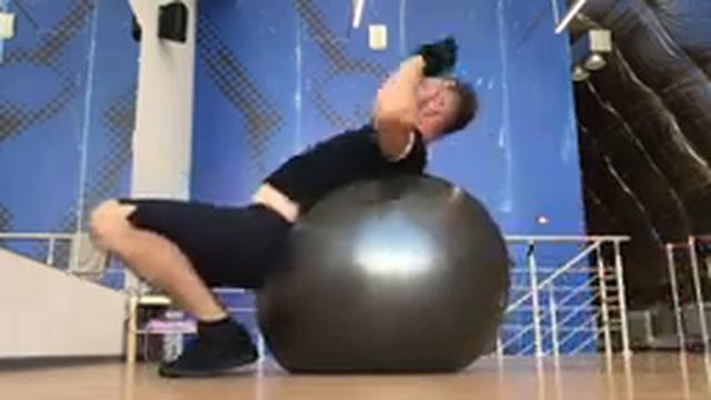 Упражнение для спины на фитболле