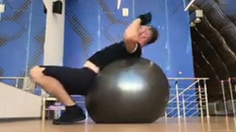 Упражнение для спины на фитболле