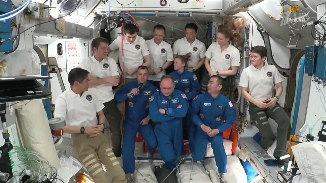 Космонавты МКС встретили на борту станции экипаж Crew Dragon